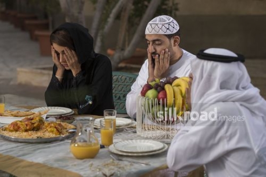 REPLACE - Arab family praying before they start to eat|-