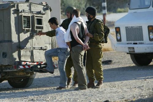 israeli soldier arresting palestinian 
