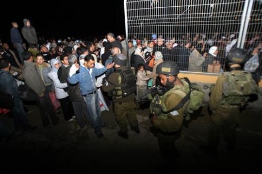 palestinians at israeli checkpoint