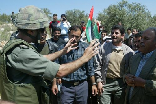 Palestinians demonstrate against confiscate lands