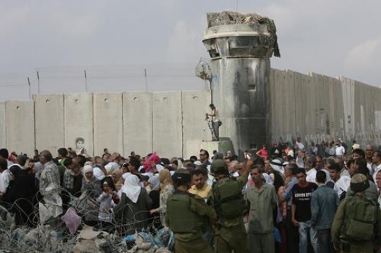palestinian protests in front of separation wall