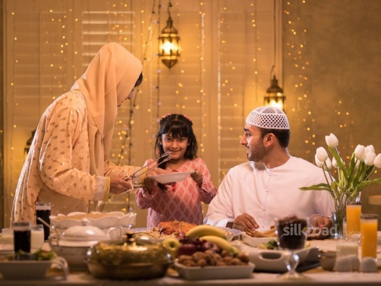 Couple with daughter around iftar|-