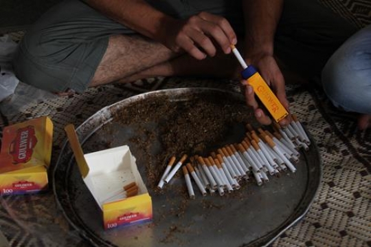 cigarette roller for making hand rolled cigarettes