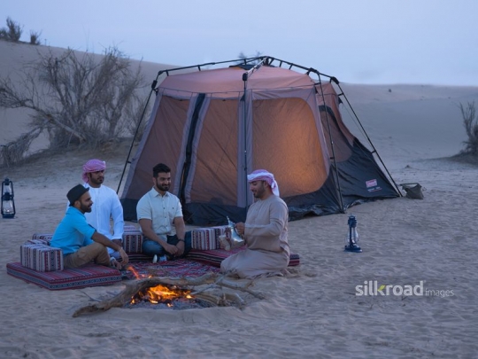 Man pouring arabic coffee