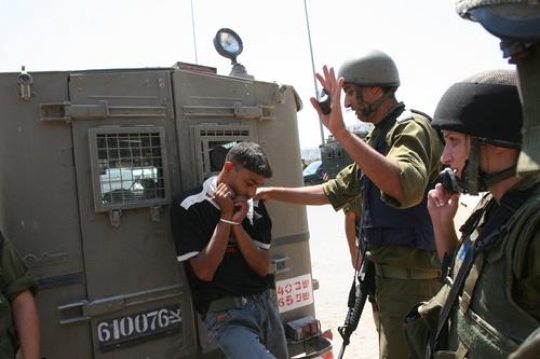 israeli soldier arresting palestinian 