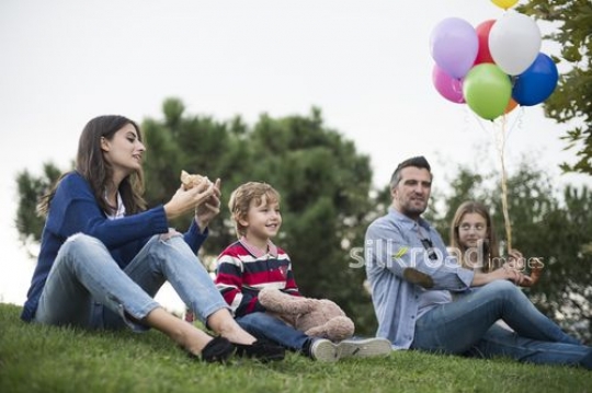 Family sitting on the grass|Çimenlere oturan aile