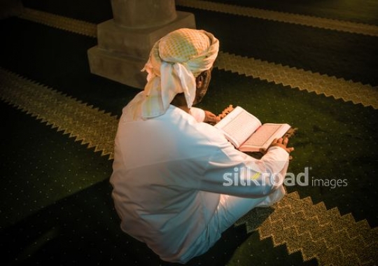 Old man reading qur'an|-