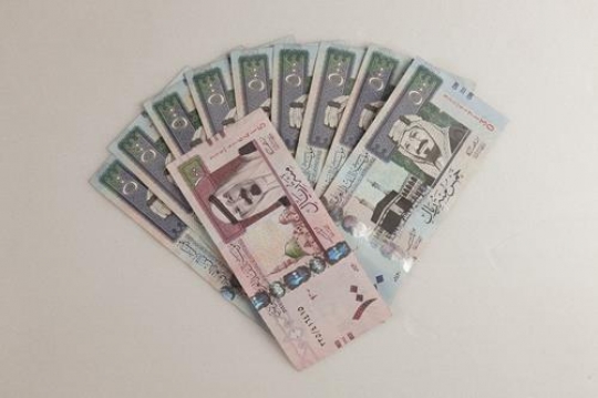 bunch of saudi arabian currency notes