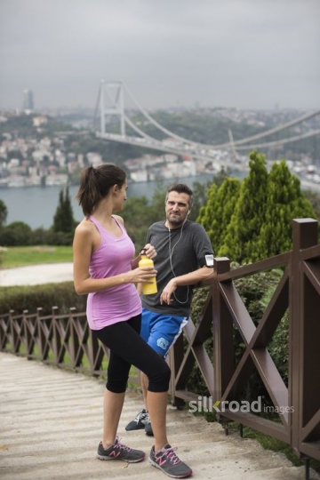 A couple having rest on the stairs|Merdivenlerde dinlenen çift