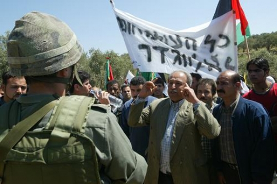 Palestinians demonstrate against confiscate lands