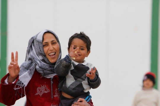 Syrian women with her child sm