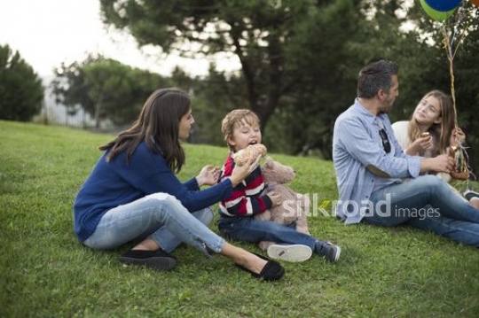 Family sitting on the grass|Çimenlere oturan aile