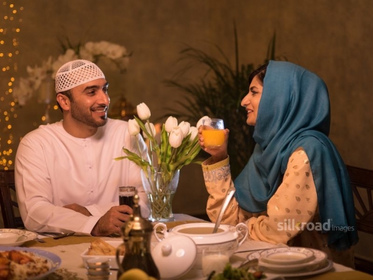 Couple drinking juice|-