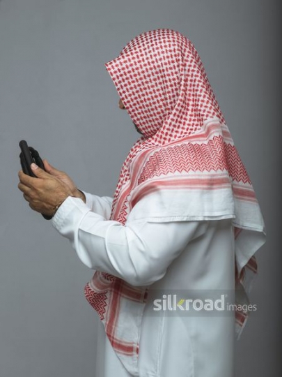 Arabian fixing his traditional attire
