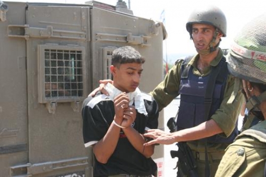 israeli soldier arresting palestinian 