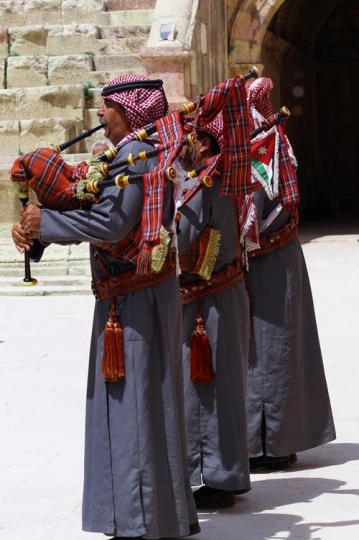 bedouin play bagpipe