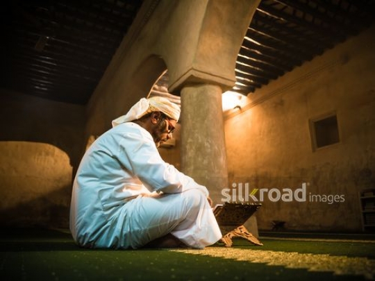 The old man reading qur'an at the mosque|-