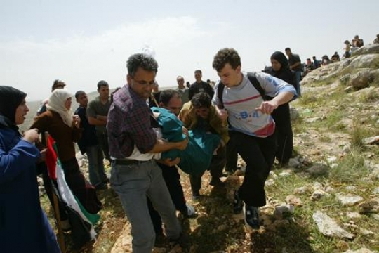 palestinian men holding injured woman