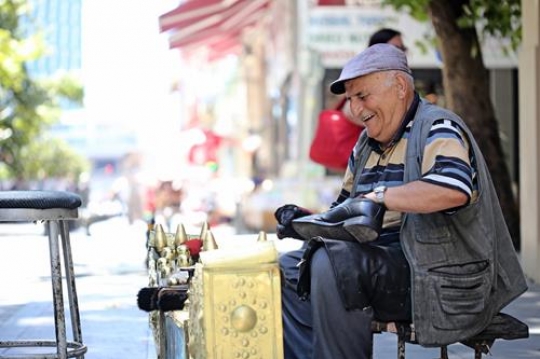 Shoe polish worker in Istanbul