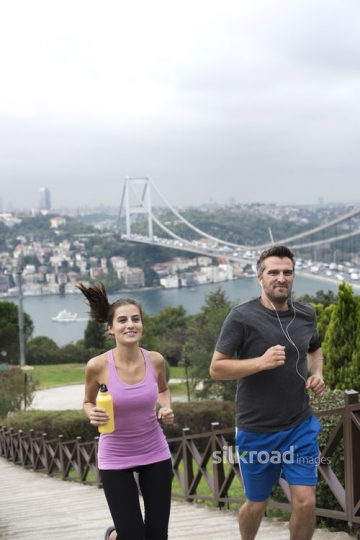 A couple climbing up the stairs|Merdiven çikan çift
