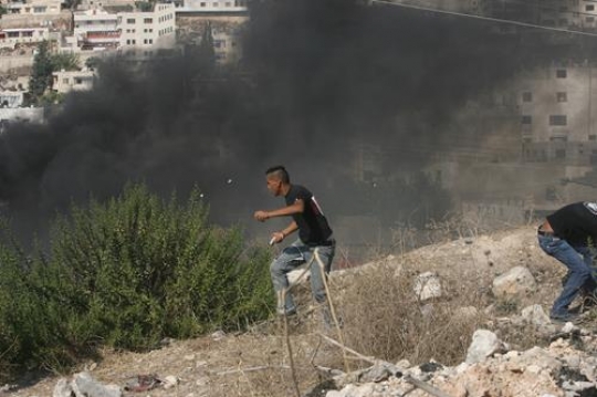 Palestinian youth fighting