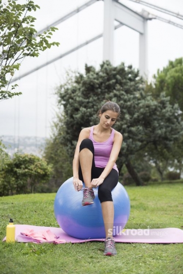 Sportive woman sitting on the pilates ball|Pilates topunda oturan sportif kadin
