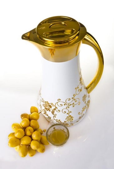 arabic coffee and dates