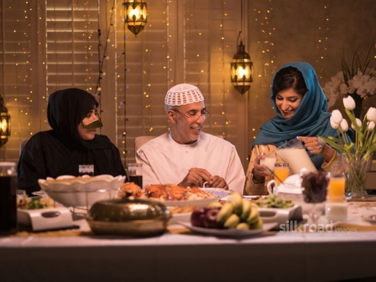 Mother pouring drinks|-