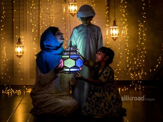 Family with lanterns|-