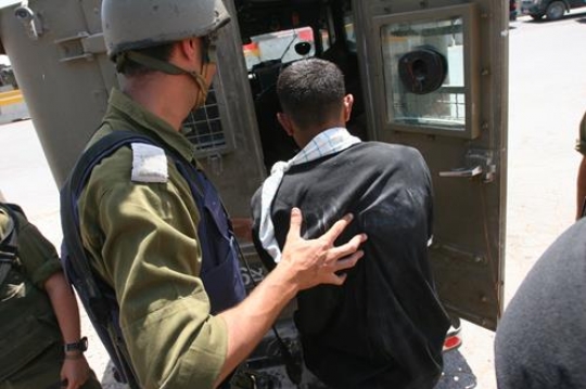 israeli soldier arresting palestinian 