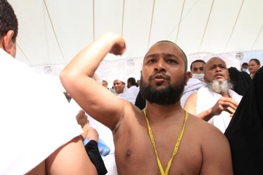 Pilgrims throw pebbles