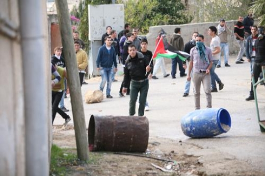 Palestinian youth fighting