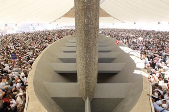 Throwing pebbles in Mina