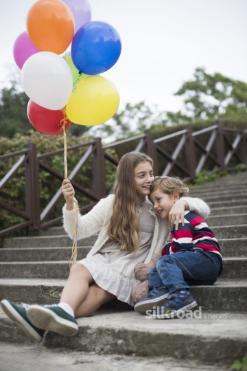 Siblings on the stairs|Merdivenlerdeki kardesler