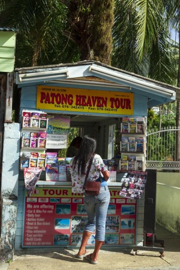 lady buying from a kiosk