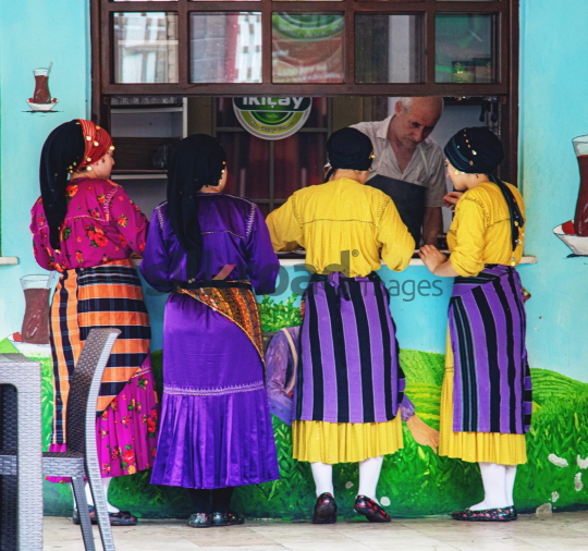 girles-people-serve-color-tea-tarbzon-ORIGENAL