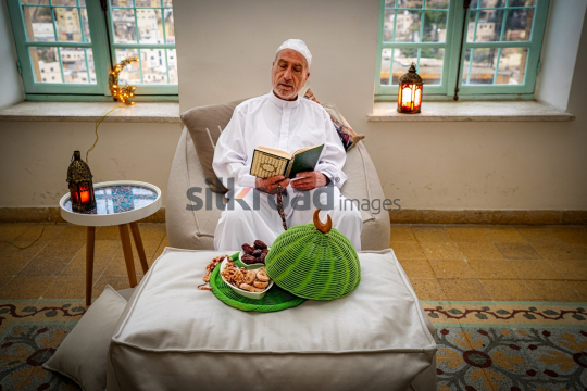 man-old-read-quran-ramadan-city-background-02