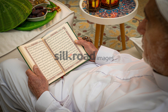 man-old-read-quran-ramadan-city-background-03
