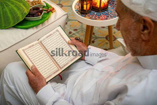 man-old-read-quran-ramadan-city-background-04