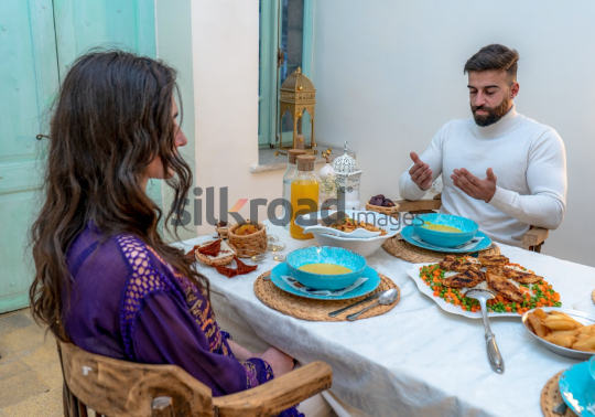 man-woman-pray-ramadan-eftar-sohuar-01