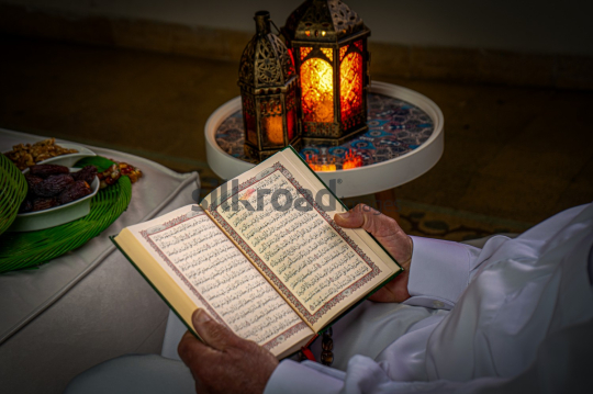 ramadan-old-man-read-quran-021